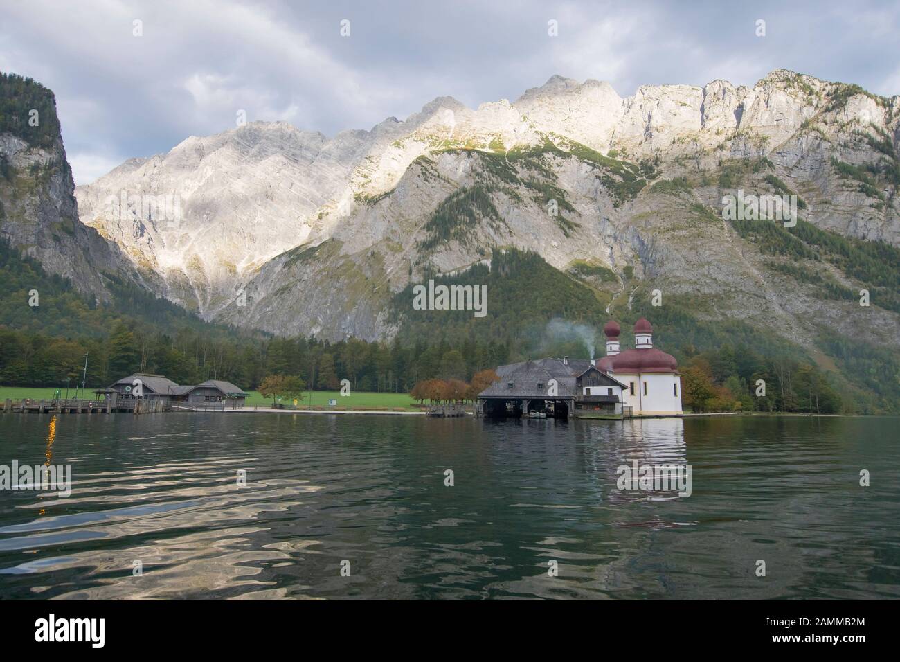 Bartholomä sulla penisola di Hirschau, ai piedi del Watzmannnostwand a Königssee, Berchtesgadener Land, alta Baviera, Germania [traduzione automatizzata] Foto Stock