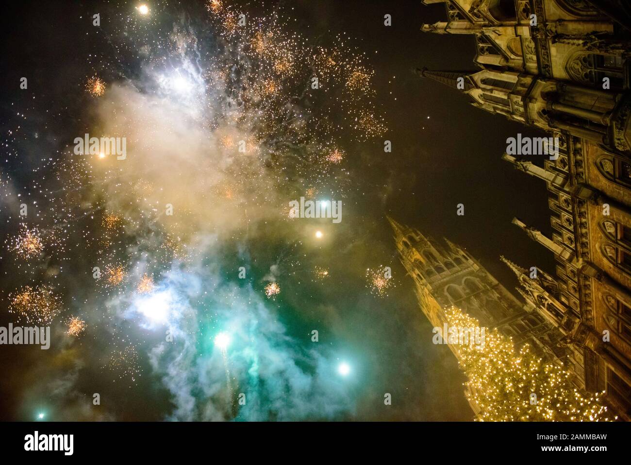 I fuochi d'artificio alla fine dell'anno 2016/17 sulla Marienplatz di Monaco. [traduzione automatizzata] Foto Stock