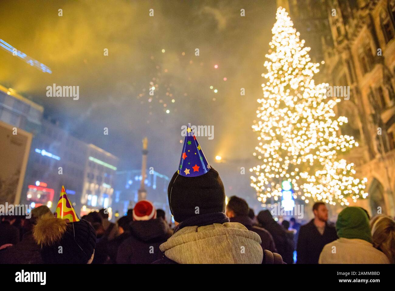 Le persone si meravigliano davanti ai fuochi d'artificio sulla Marienplatz di Monaco alla fine dell'anno 2016/17. [traduzione automatizzata] Foto Stock