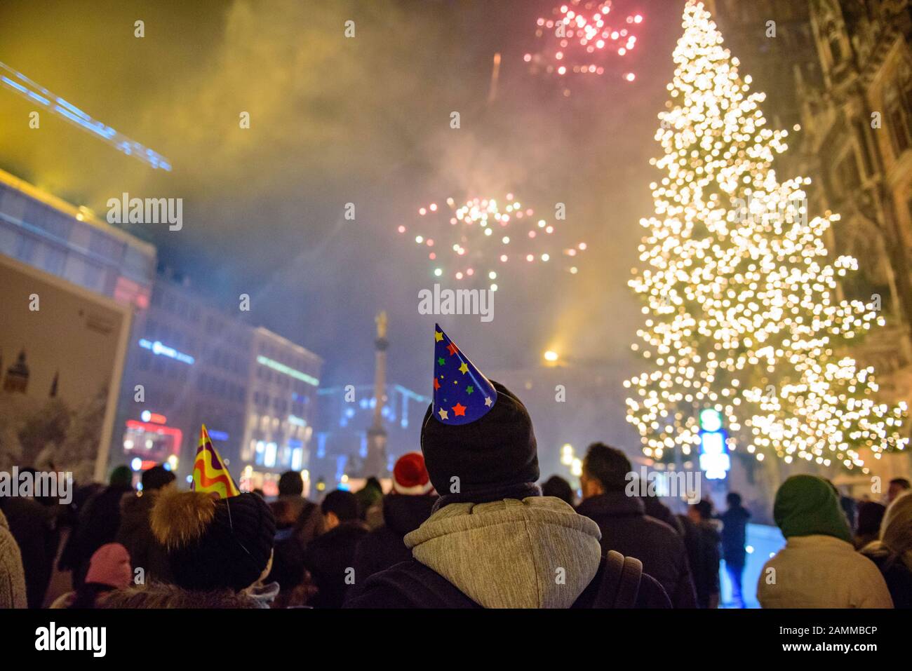 Le persone si meravigliano davanti ai fuochi d'artificio sulla Marienplatz di Monaco alla fine dell'anno 2016/17. [traduzione automatizzata] Foto Stock