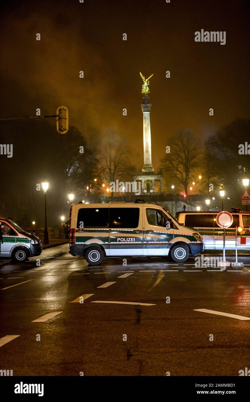 La vigilia di Capodanno la zona sotto l'Angelo della Pace fu incordonata dalla polizia. [traduzione automatizzata] Foto Stock