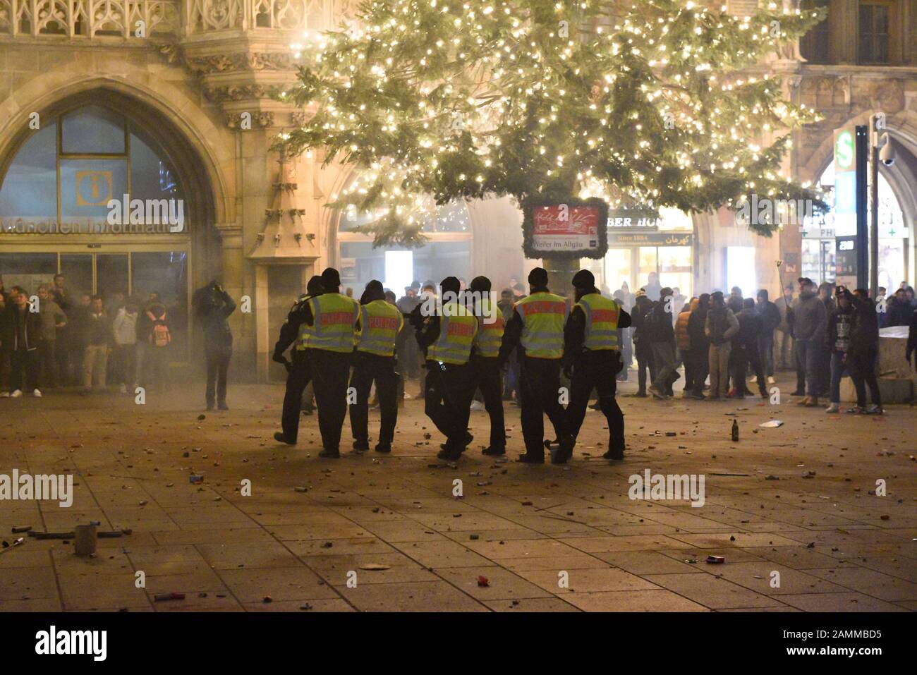 Agenti di polizia alla fine dell'anno 2016/17 al Marienplatz di Monaco. [traduzione automatizzata] Foto Stock