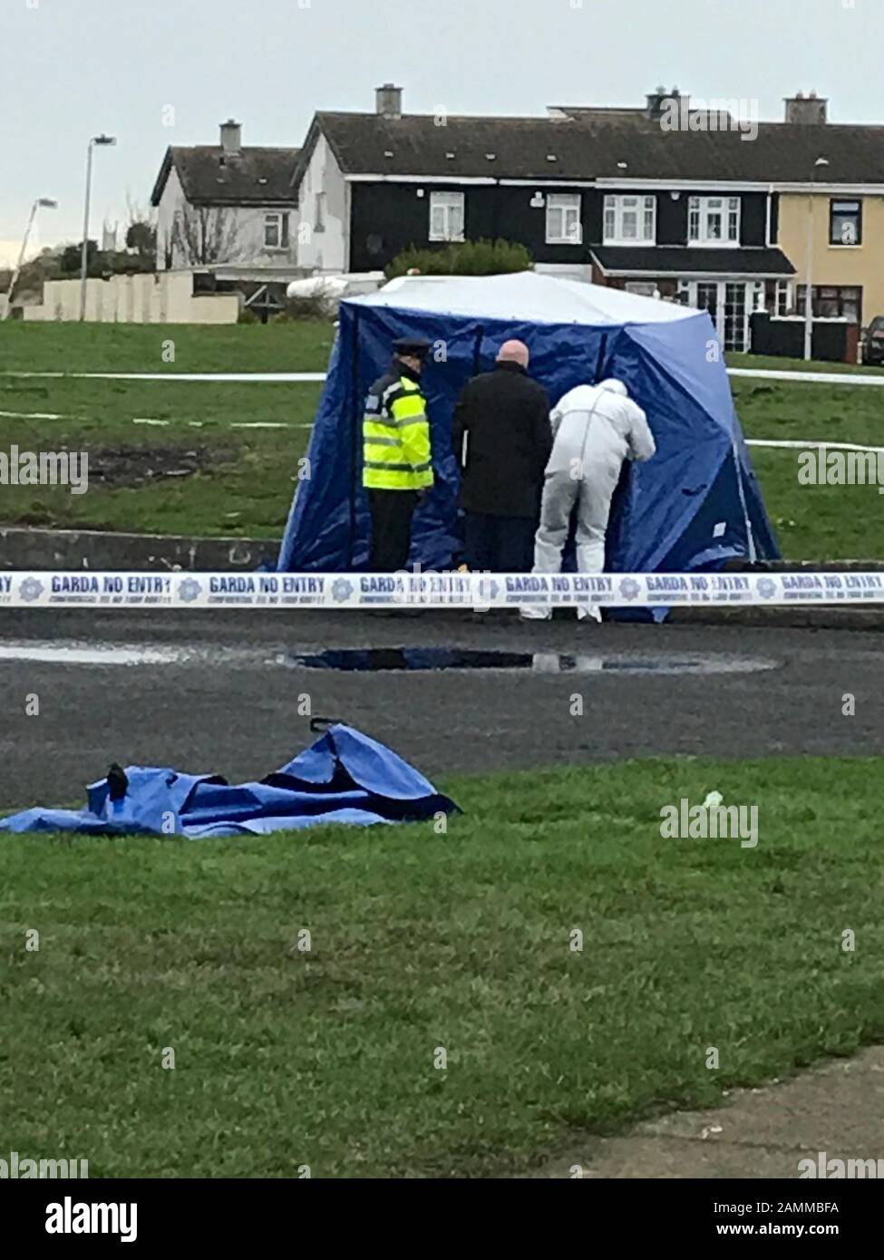Gardai in una scena a Coosock, a nord di Dublino, dove parti del corpo umano dove si trova in una borsa. Foto Stock