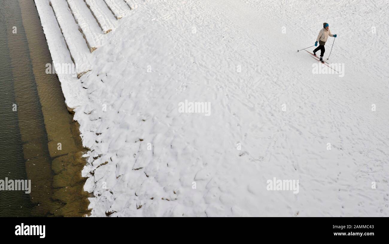 Sciatore di fondo sul fiume Isar a Monaco. [traduzione automatizzata] Foto Stock