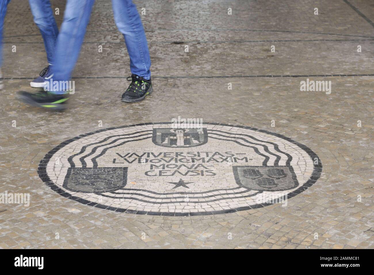 Mosaico dietro l'ingresso dell'edificio principale della Ludwig-Maximilians-University a Geschwister-Scholl-Platz di Monaco. [traduzione automatizzata] Foto Stock