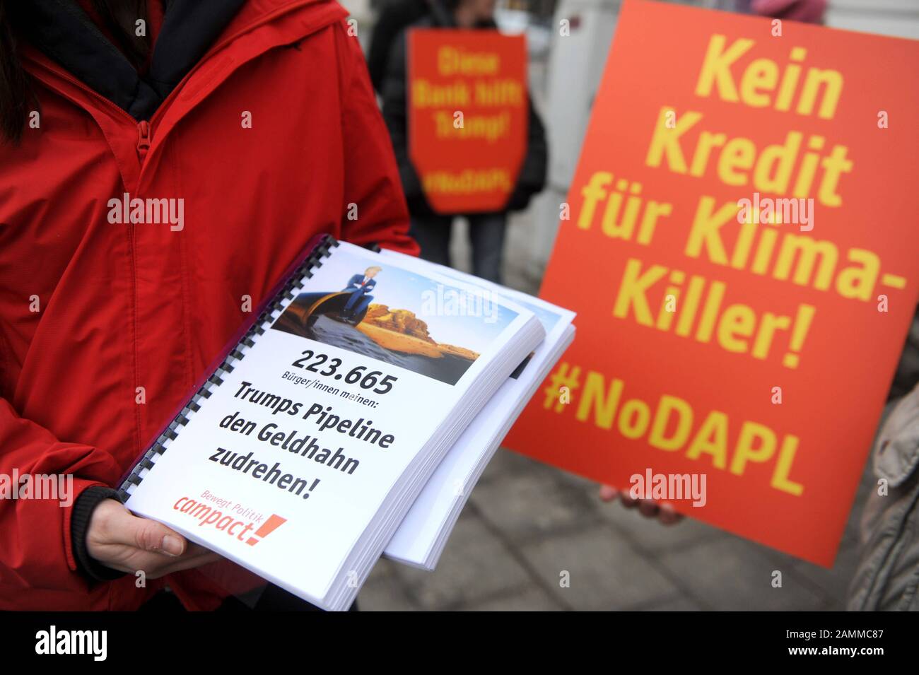 Sotto gli slogan 'No credit for Climate killers' e 'No money for Trump's Pipeline', gli attivisti di NoDAPL dimostrano contro il coinvolgimento finanziario di Bayern-LB nella costruzione del 'Dakota Access Pipeline' (DAPL) nello stato statunitense del North Dakota. Nell'ambito dell'azione, i dimostranti hanno consegnato ai rappresentanti della banca oltre 250.000 firme contro la costruzione del controverso oleodotto sulla riserva indiana di Standing Rock Sioux. [traduzione automatizzata] Foto Stock