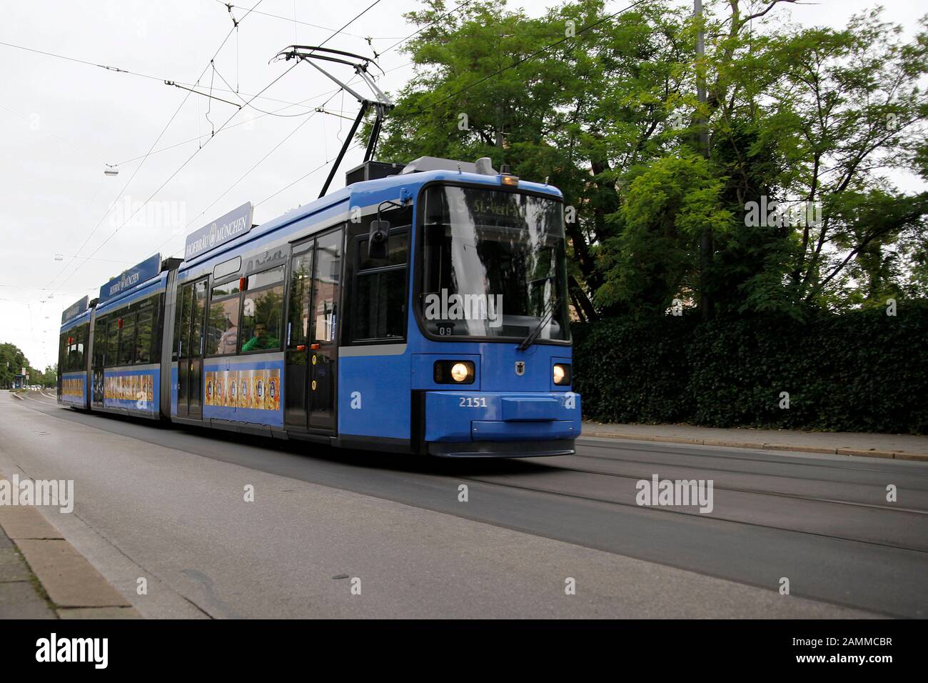 Linea 19 del tram nell'Agnes-Bernauer-Straße, nel quartiere Laim di Monaco. [traduzione automatizzata] Foto Stock