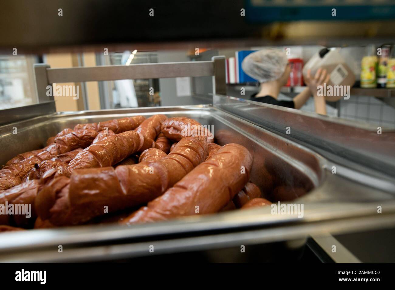 Una classe della scuola professionale per la dietetica prepara il cibo nel Ludwig-Thoma-Realschule, Fehwiesenstraße 118 a Berg am Laim. [traduzione automatizzata] Foto Stock