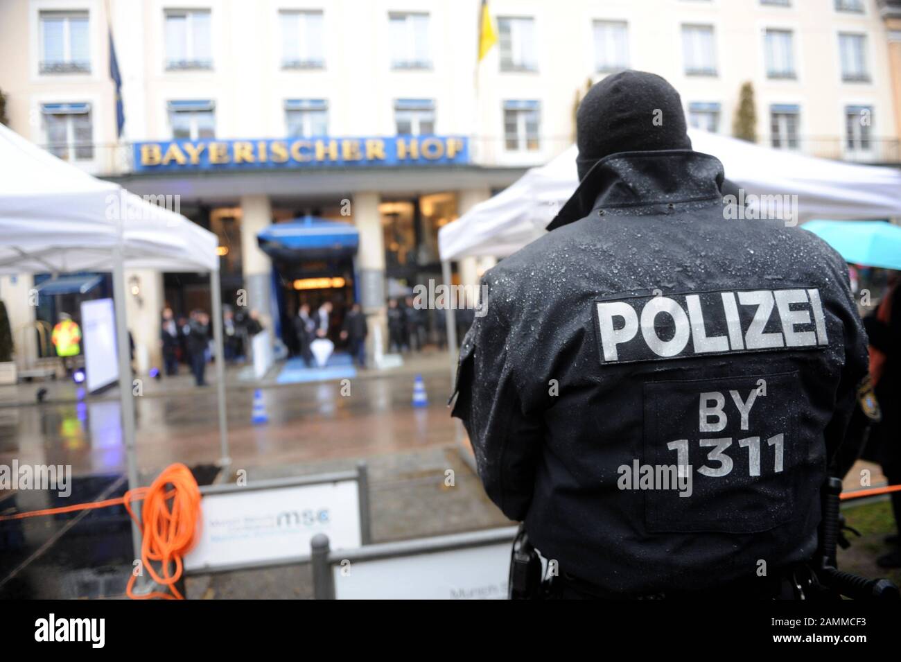 Intorno all'hotel 'Bayerischer Hof' al Promenadeplatz la polizia è schierata con un grande contingente a causa della Conferenza sulla sicurezza di Monaco (SIKO). [traduzione automatizzata] Foto Stock