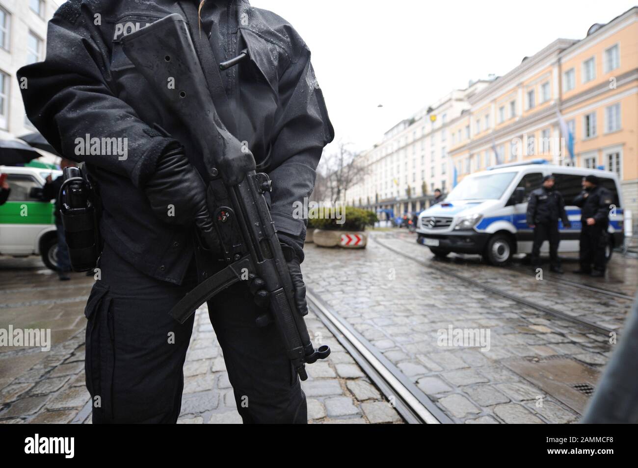 Intorno all'hotel 'Bayerischer Hof' al Promenadeplatz la polizia è schierata con un grande contingente a causa della Conferenza sulla sicurezza di Monaco (SIKO). [traduzione automatizzata] Foto Stock