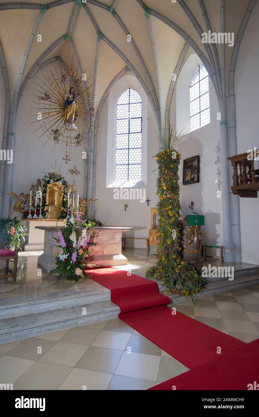 La colonna di erbe per l'Assunzione della Vergine Maria (15 agosto) nella chiesa parrocchiale dell'Assunzione della Vergine Maria In Ira - Berchtesgadener Land/Rupertivinkel [traduzione automatizzata] Foto Stock
