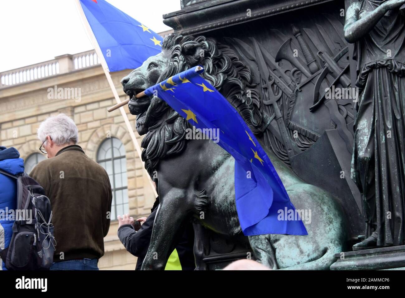 Il movimento dei cittadini "Pulse of Europe", fondato a Francoforte, tiene la sua seconda manifestazione pro-europea entro una settimana su Max-Joseph-Platz a Monaco di Baviera. [traduzione automatizzata] Foto Stock