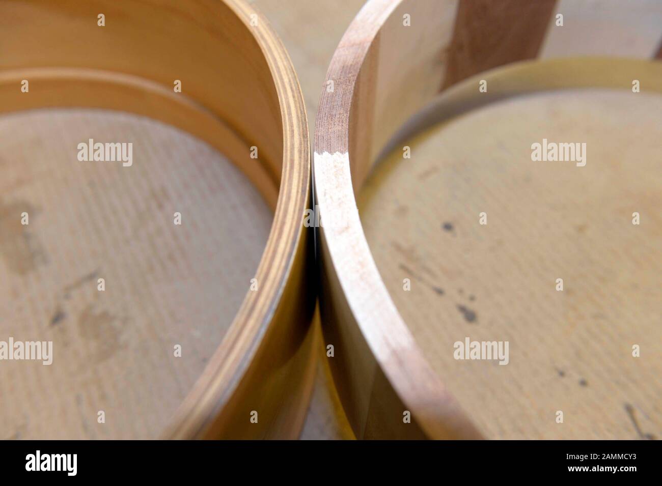 Il costruttore di strumenti a percussione Alex Zachow mostra due diversi metodi di produzione del tamburo nella sua officina a Unterwertach. [traduzione automatizzata] Foto Stock