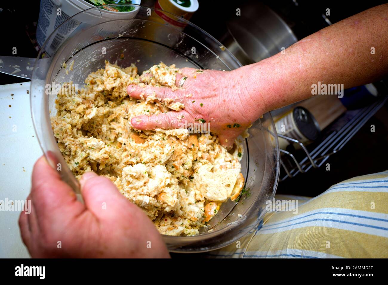 Un aiutante del villaggio cuoce gnocchi di pane nella cucina di una famiglia nel quartiere Martinzell di Ringgen. [traduzione automatizzata] Foto Stock