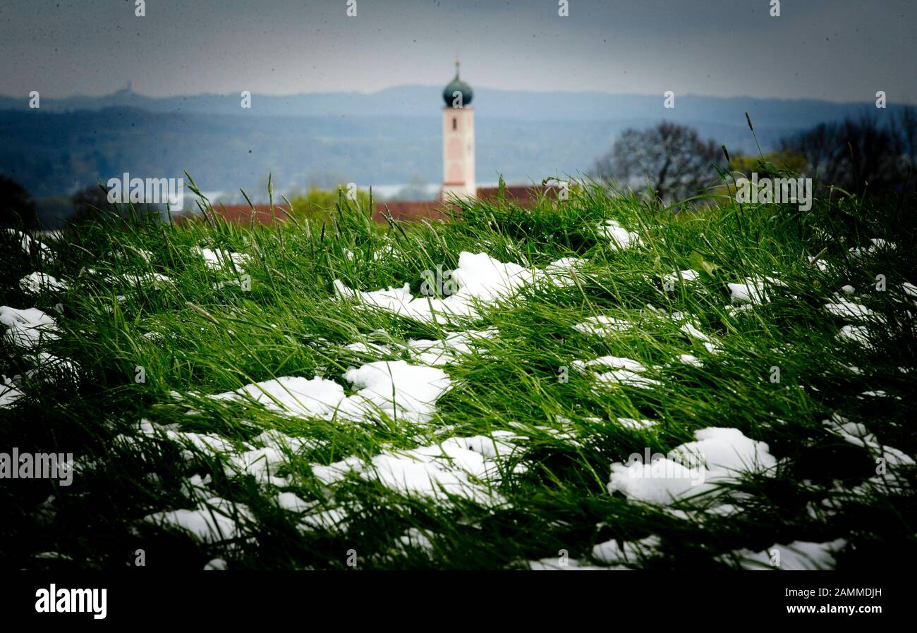 Aprile tempo con neve vicino Zankenhausen, nella foto la vista sui campi alla chiesa di tasso a Grafrath. [traduzione automatizzata] Foto Stock