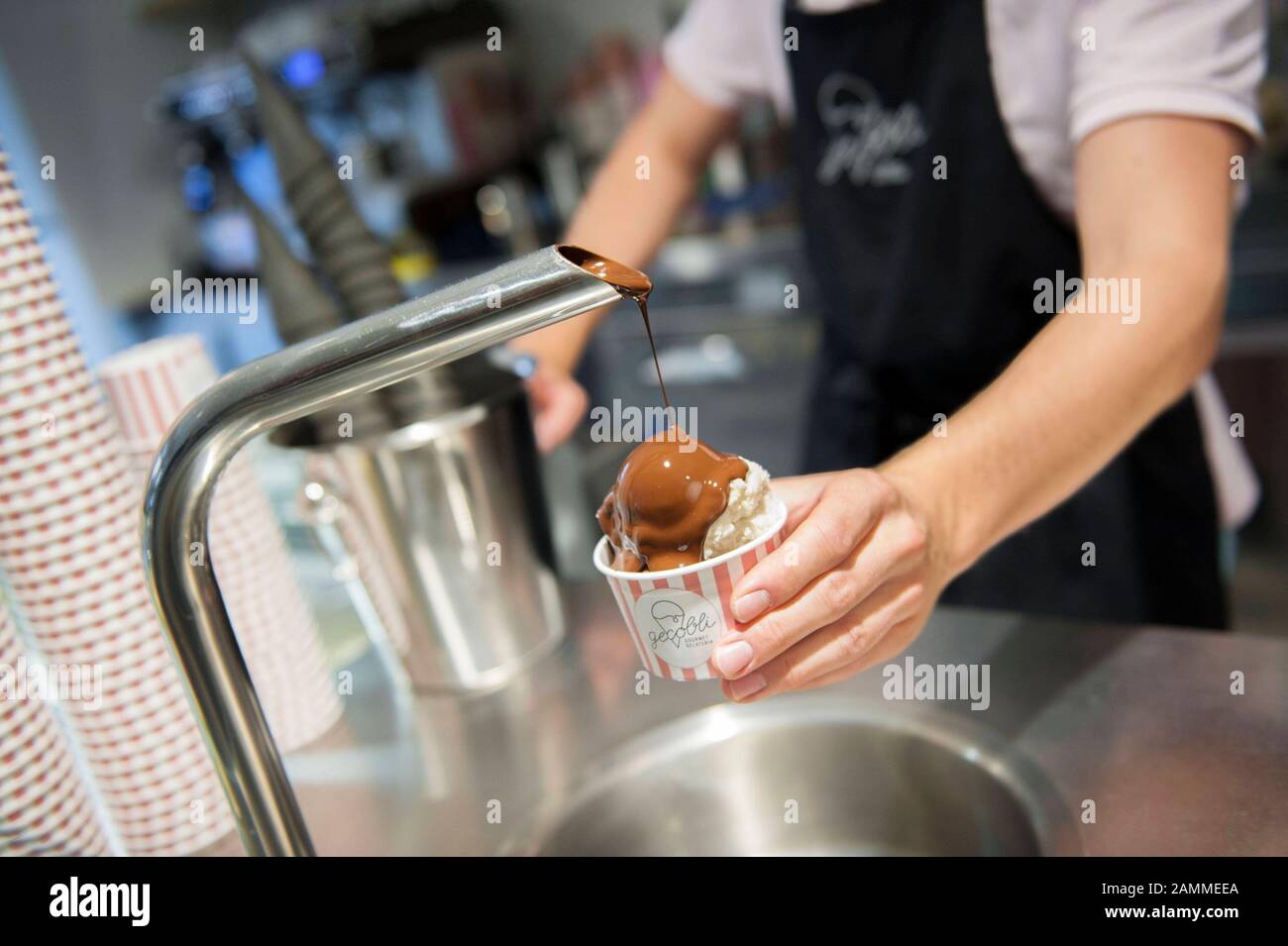 Presso la gelateria Gecobili di Monaco potrete gustare una fontana di cioccolato e waffle neri con nucleo di cioccolato. [traduzione automatizzata] Foto Stock