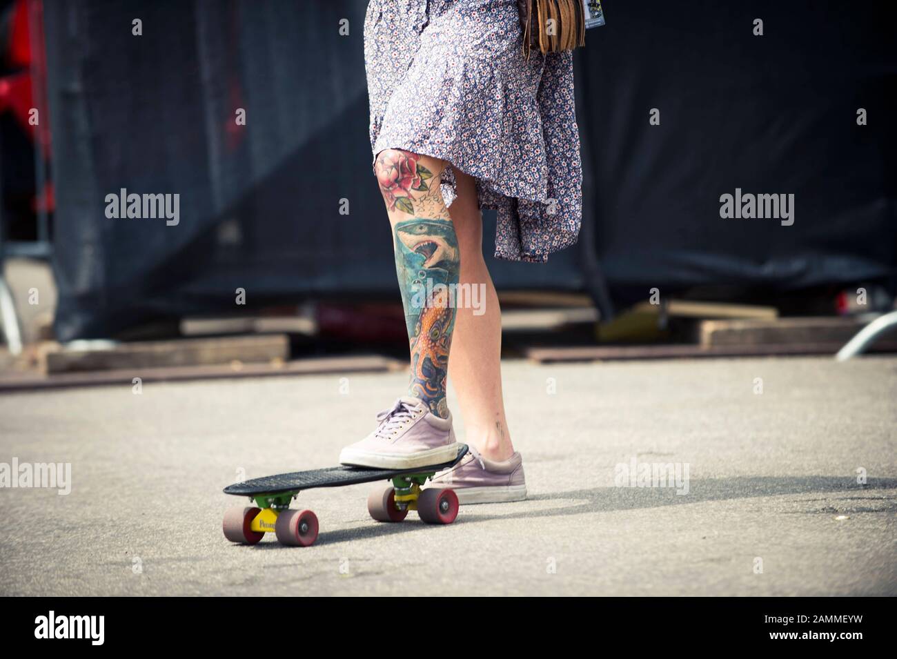 Pattinatore tatuato sul Mash di Monaco nel Parco Olimpico di Monaco. [traduzione automatizzata] Foto Stock