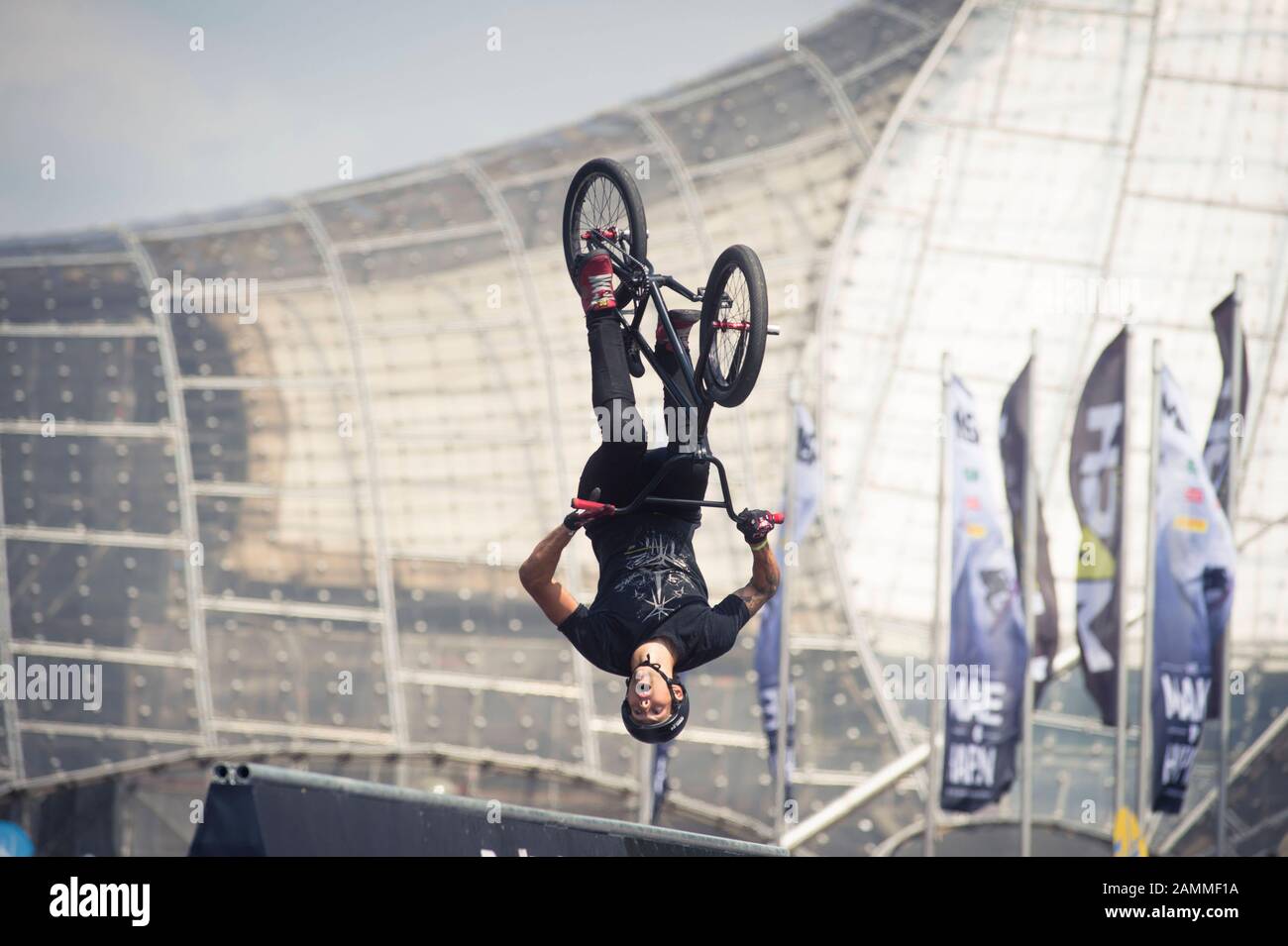 Mountain biker al BMX Spine Ramp Superfinal al Monaco Mash nel Parco Olimpico di Monaco. [traduzione automatizzata] Foto Stock