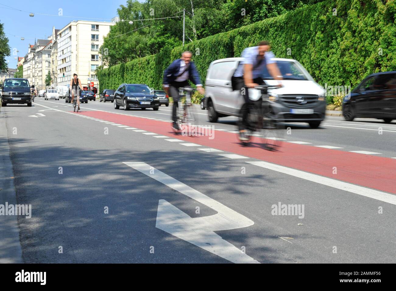 Il traffico automobilistico e la pista ciclabile rossa nella Kapuzinerstraße di Isarvorstadt. [traduzione automatizzata] Foto Stock