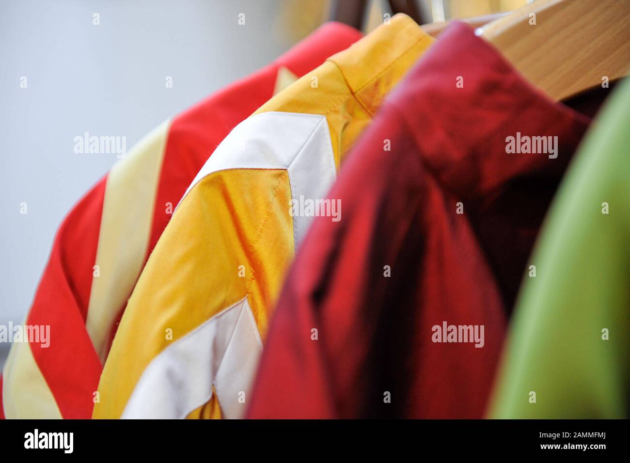 Il sacerdote Karl Kern della chiesa di San Michele di Monaco Neuhauser Straße (vicino a Stachus) disegna colorati chasubles. Nella foto un primo piano dei colorati accappatoi. [traduzione automatizzata] Foto Stock