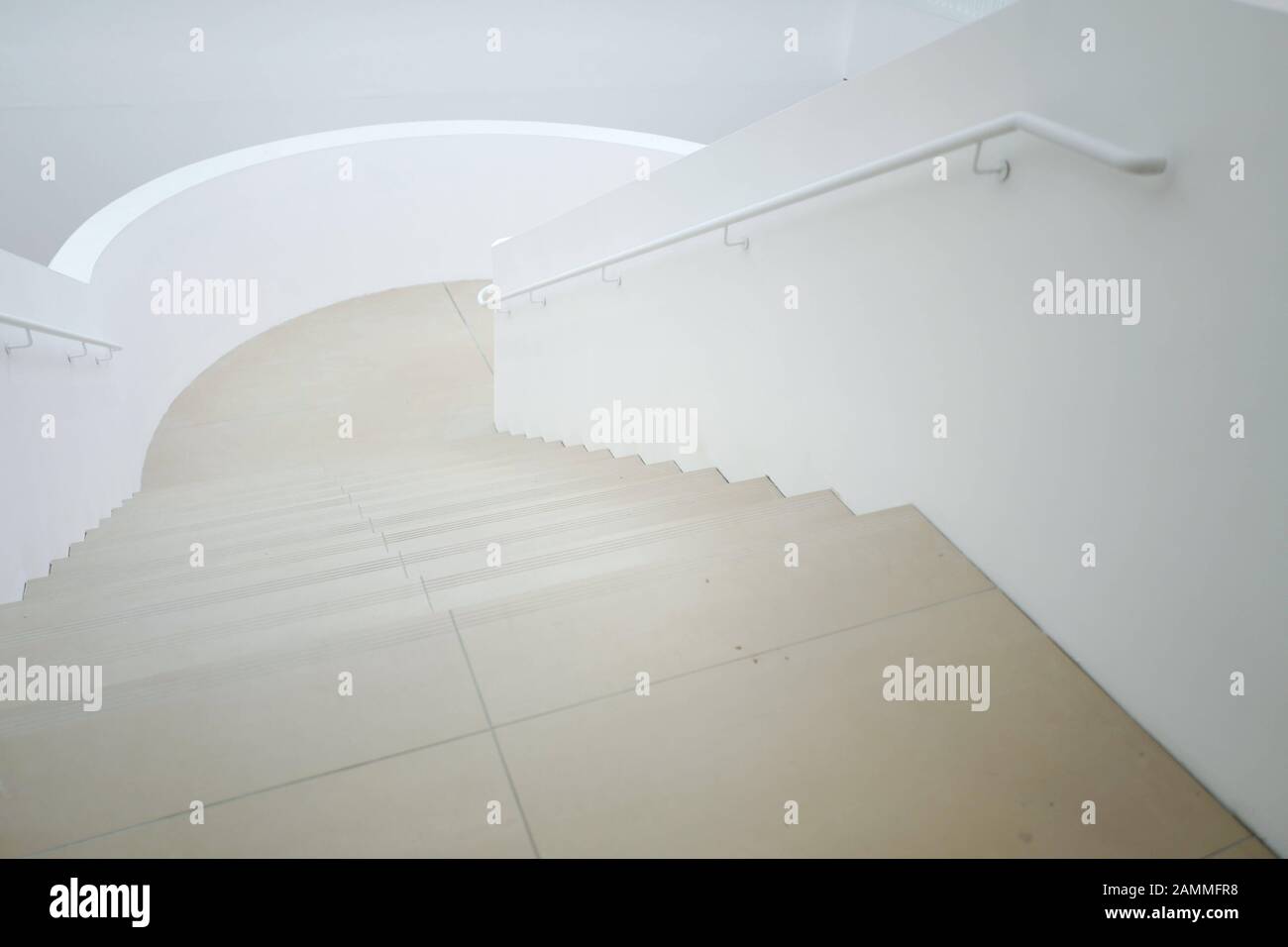 Impressioni dalla nuova scuola elementare di Bauhausplatz 9 a Freimann. L'immagine mostra una vista dettagliata della scala. [traduzione automatizzata] Foto Stock