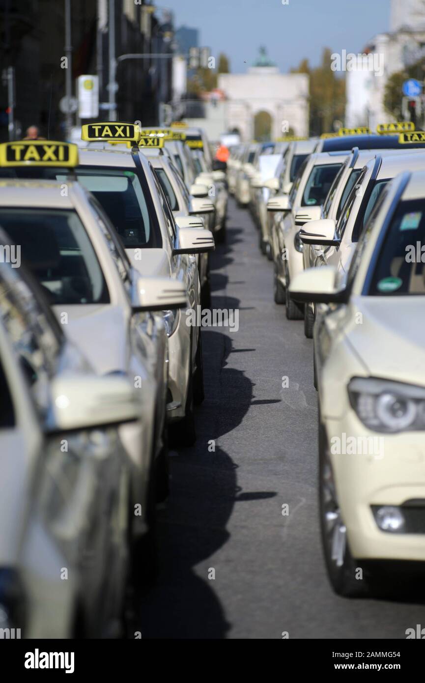 I tassisti di Monaco manifestano con un convoglio tra Odeonsplatz e Münchner Freiheit contro la concorrenza indesiderata della piattaforma online californiana Uber. [traduzione automatizzata] Foto Stock