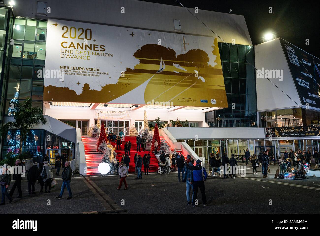 Cannes Francia, 28 dicembre 2019 : Turisti al festival del cinema di Cannes, scale di tappeti rossi e imbarco 2020 di notte a Cannes Francia Foto Stock