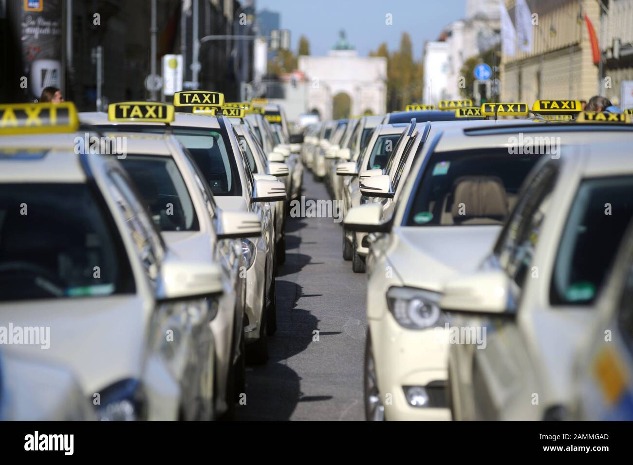 I tassisti di Monaco manifestano con un convoglio tra Odeonsplatz e Münchner Freiheit contro la concorrenza indesiderata della piattaforma online californiana Uber. [traduzione automatizzata] Foto Stock