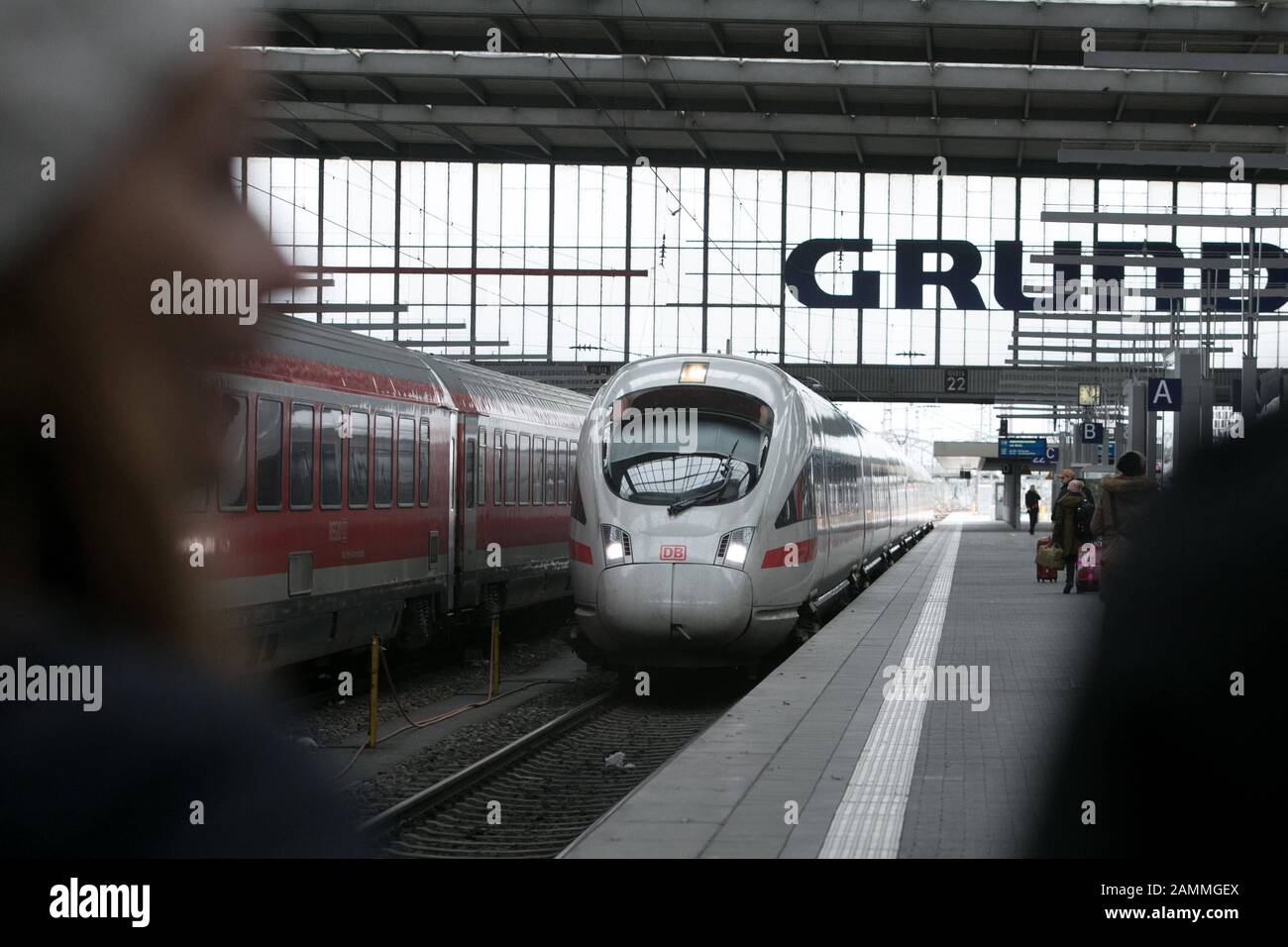 Domenica 10.12.2017, alle 11.02 il primo TRENO ICE sulla nuova linea Berlin - Munich express arriverà alla stazione centrale di Monaco. [traduzione automatizzata] Foto Stock