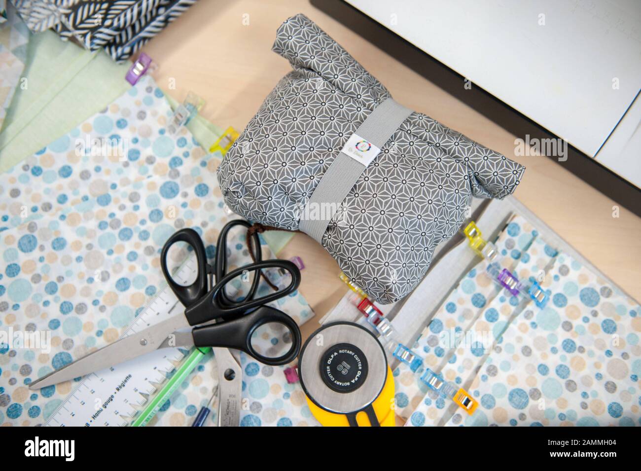 Gli studenti delle scuole professionali dell'Accademia per la gestione dell'alimentazione e dell'approvvigionamento di Schwabing, Germania, producono borse riciclabili lavabili in lavastoviglie per spuntini realizzati in tessuto con la loro società di start-up "Re Däsch". Il progetto con la società junior fa parte di una simulazione aziendale nell'argomento "avviamento aziendale". [traduzione automatizzata] Foto Stock