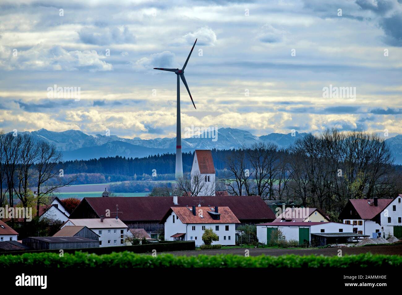 Vista a distanza con il mulino a vento Mammendorfer e le Alpi sullo sfondo. Di fronte al villaggio di Rammertshofen. [traduzione automatizzata] Foto Stock