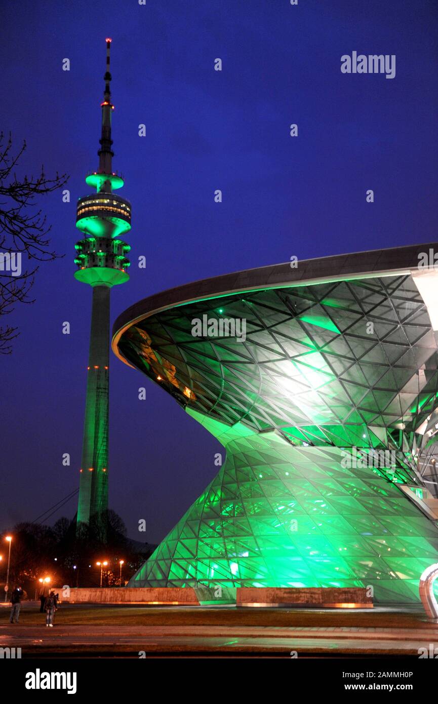 Green Monaco: Il mondo BMW e la Torre olimpica di Monaco brilleranno nel verde nazionale irlandese del giorno di San Patrizio. [traduzione automatizzata] Foto Stock