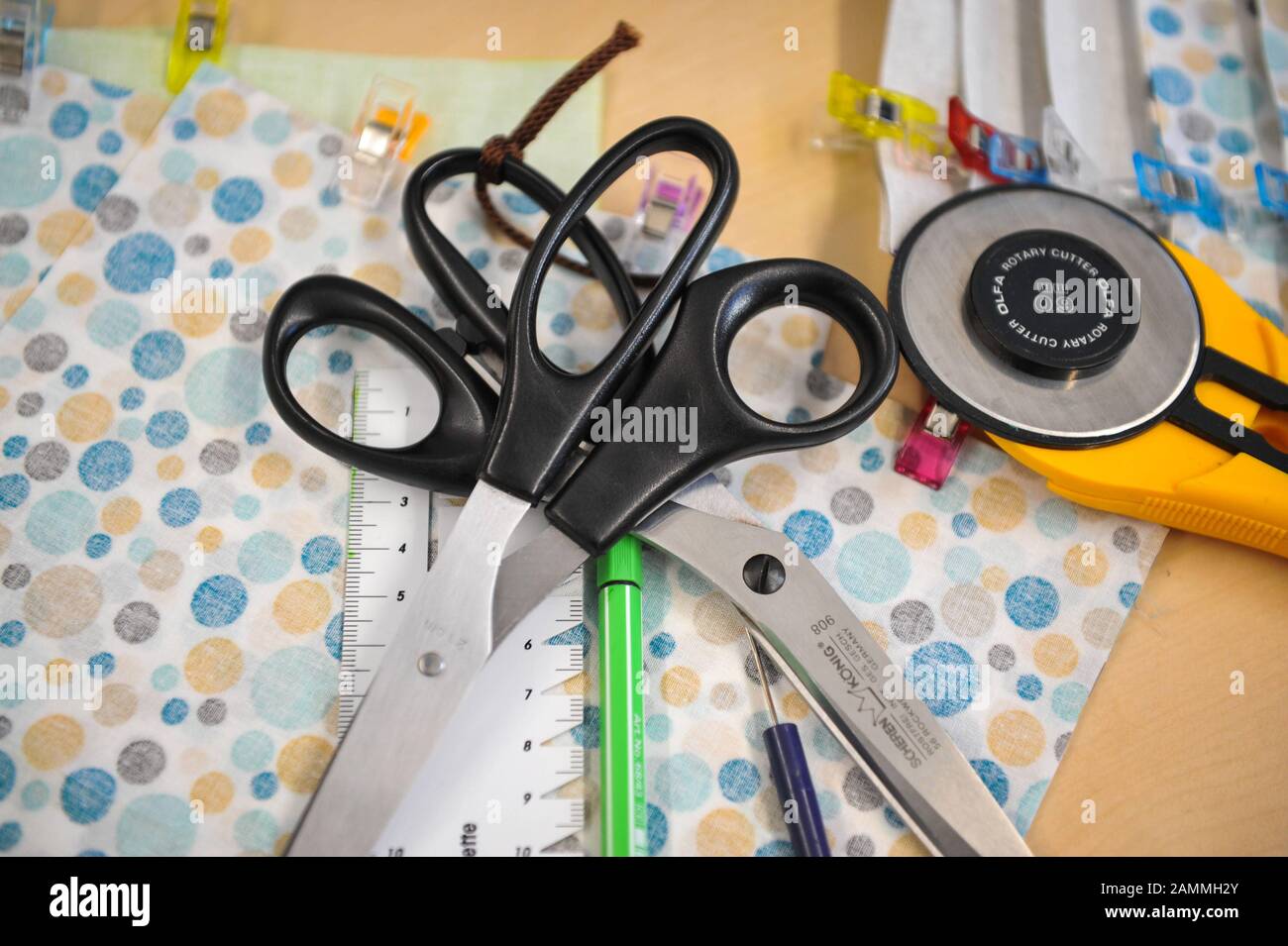 Gli studenti delle scuole professionali dell'Accademia per la gestione dell'alimentazione e dell'approvvigionamento di Schwabing, Germania, producono borse riciclabili lavabili in lavastoviglie per spuntini realizzati in tessuto con la loro società di start-up "Re Däsch". Il progetto con la società junior fa parte di una simulazione aziendale nell'argomento "avviamento aziendale". [traduzione automatizzata] Foto Stock