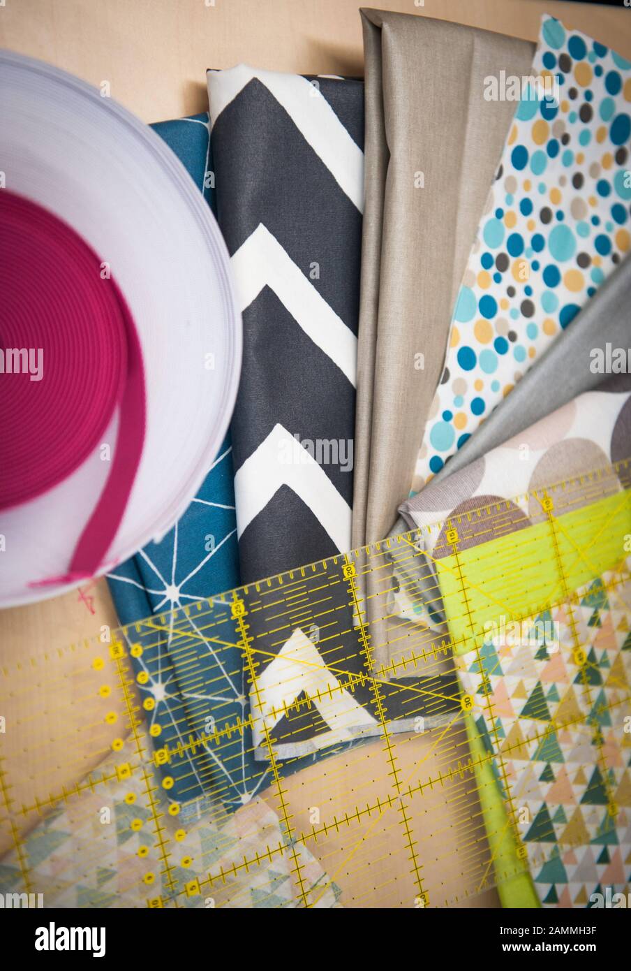 Gli studenti delle scuole professionali dell'Accademia per la gestione dell'alimentazione e dell'approvvigionamento di Schwabing, Germania, producono borse riciclabili lavabili in lavastoviglie per spuntini realizzati in tessuto con la loro società di start-up "Re Däsch". Il progetto con la società junior fa parte di una simulazione aziendale nell'argomento "avviamento aziendale". [traduzione automatizzata] Foto Stock