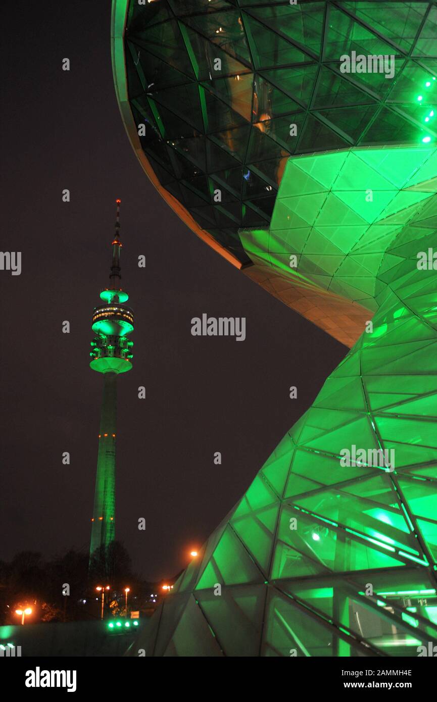 Green Monaco: Il BMW World e la Torre olimpica di Monaco saranno illuminati nel colore verde nazionale irlandese il giorno di San Patrizio. [traduzione automatizzata] Foto Stock