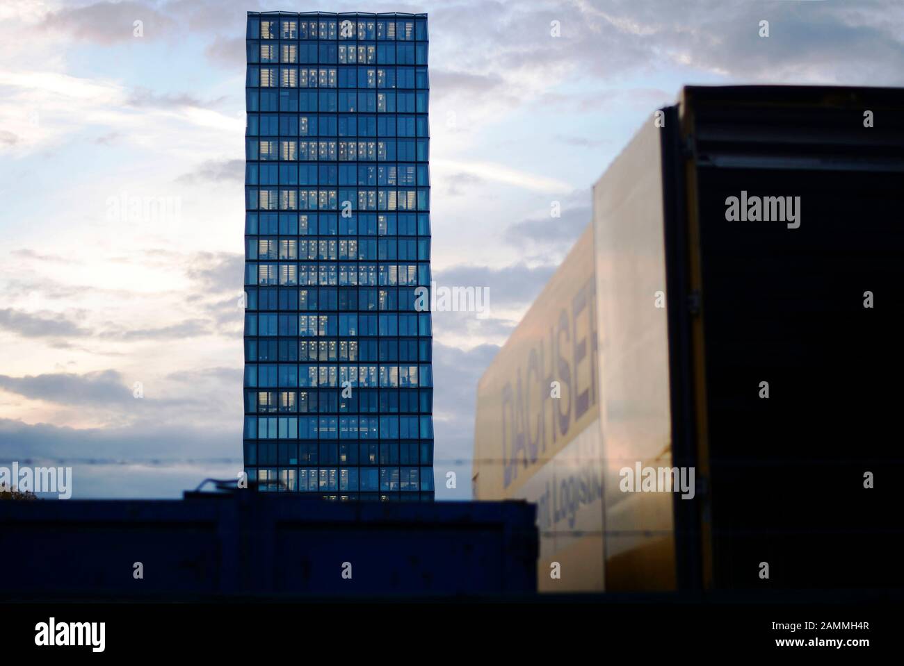 Vista posteriore della sede della Süddeutscher Verlag di Hutschiner Straße a Steinhausen, in primo piano la costruzione della Dachser. [traduzione automatizzata] Foto Stock