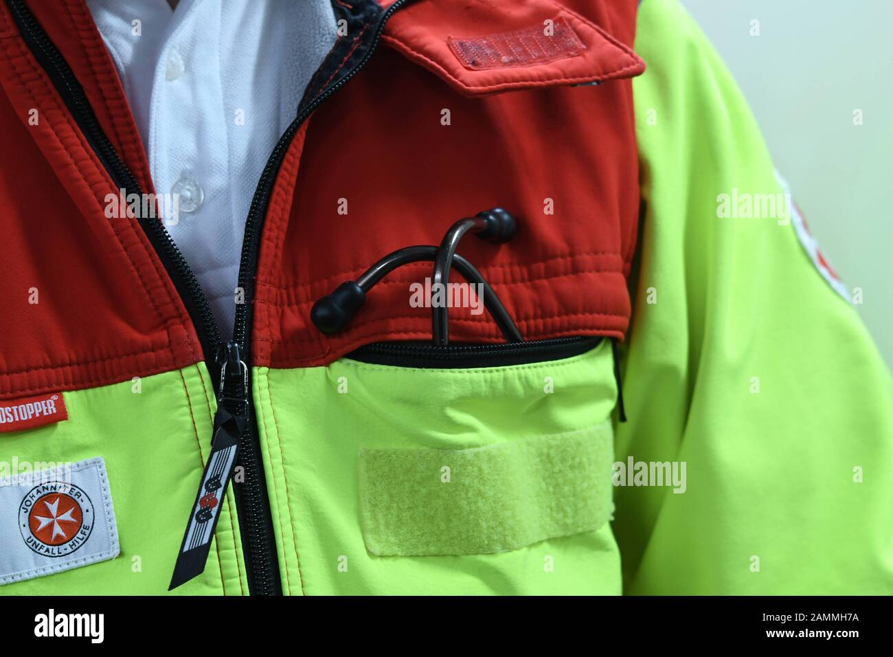 Paramedico di Johanniter Unfall-Hilfe a Monaco. [traduzione automatizzata] Foto Stock