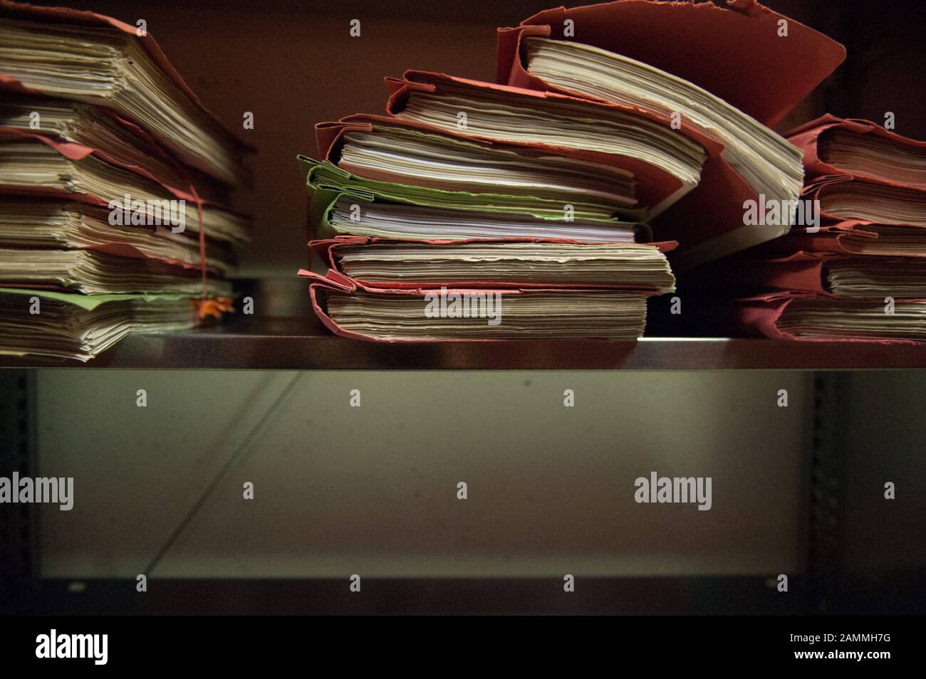 Stack nell'archivio dei file di Sozialbürgerhaus Berg a Laim-Trudering-Riem. Con l'introduzione del file elettronico, i centri di lavoro nelle case dei cittadini sociali lavoreranno solo con il file elettronico, tutti i documenti in arrivo saranno sottoposti a scansione. I dipendenti non devono più cercare i file, ma scaricare tutti i documenti sulle loro schermate. [traduzione automatizzata] Foto Stock