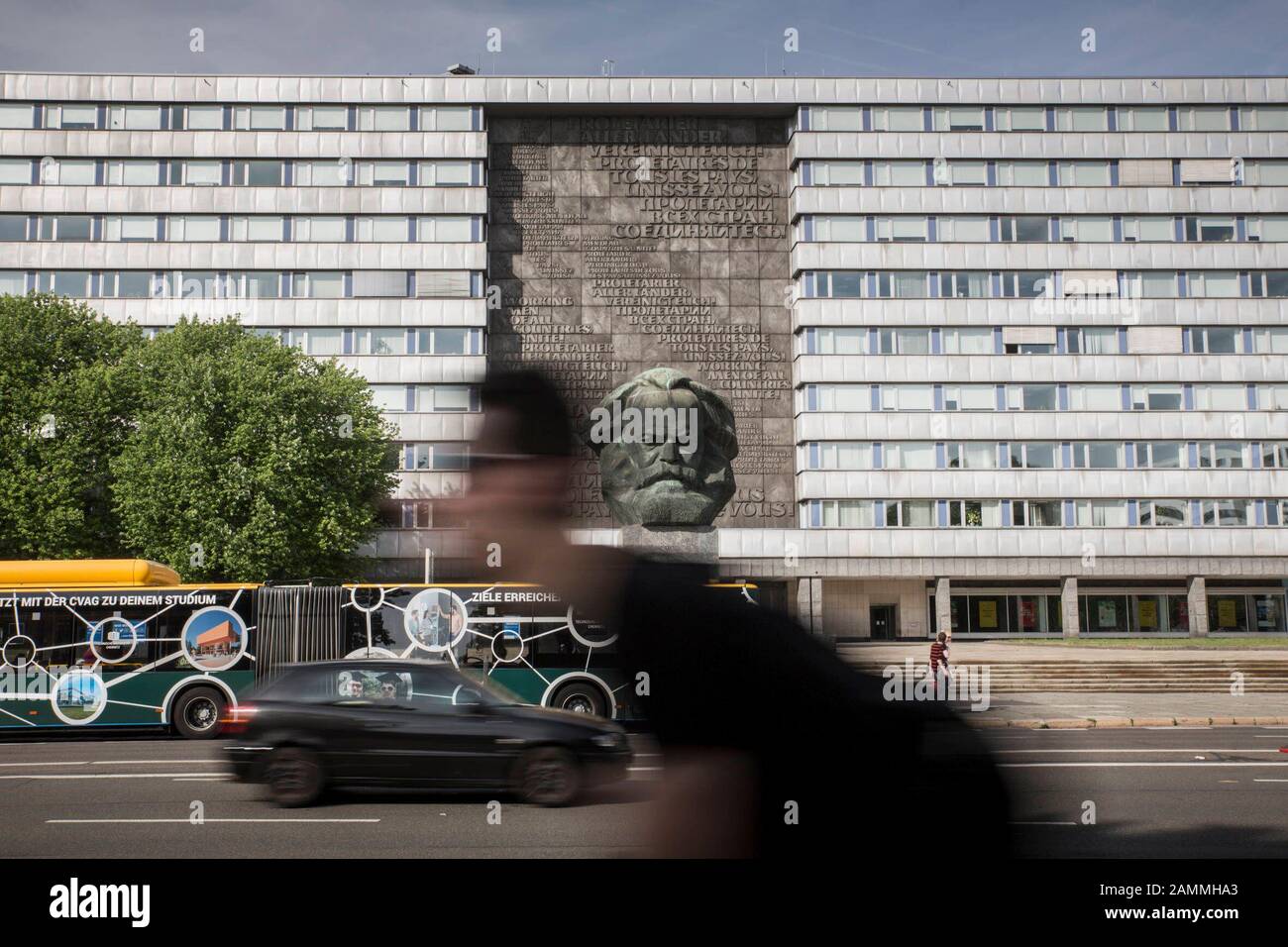 Il monumento di Karl Marx è una scultura che rappresenta la testa di Karl Marx in modo stilizzato. È il punto di riferimento della città di Chemnitz ed è situato nel centro della città di Brückenstraße, vicino all'incrocio con Straße der Nationen. Sul muro dietro di esso c'è la scrittura 'Proletari di tutti i paesi si uniscono!' dal Manifesto comunista nelle quattro lingue tedesco, inglese, francese e russo. [traduzione automatizzata] Foto Stock