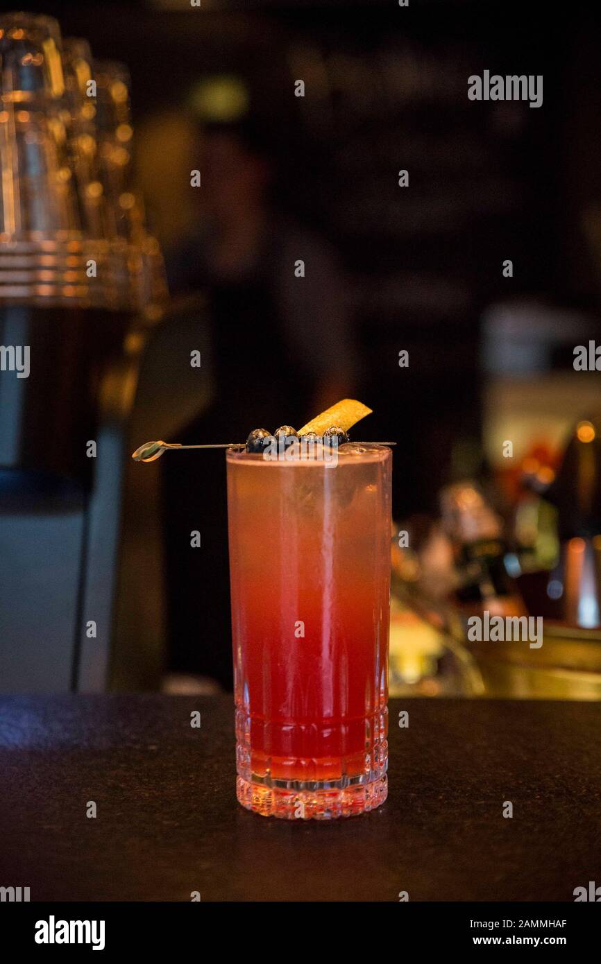 Il Bar Patolli propone un cocktail con bevande alcoliche ridotte. [traduzione automatizzata] Foto Stock