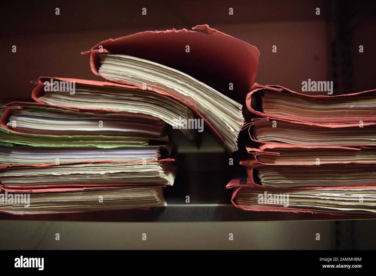 Stack nell'archivio dei file di Sozialbürgerhaus Berg a Laim-Trudering-Riem. Con l'introduzione del file elettronico, i centri di lavoro nelle case dei cittadini sociali lavoreranno solo con il file elettronico, tutti i documenti in arrivo saranno sottoposti a scansione. I dipendenti non devono più cercare i file, ma scaricare tutti i documenti sulle loro schermate. [traduzione automatizzata] Foto Stock