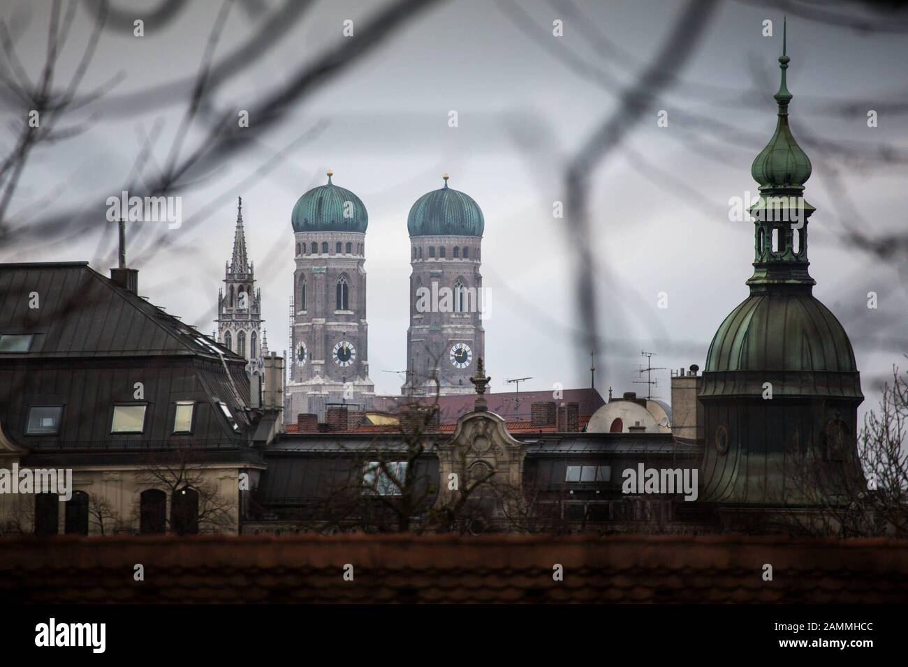 Dalla chiesa di San Nicola in Au-Haidhausen si può vedere la Frauenkirche nel centro della città. [traduzione automatizzata] Foto Stock