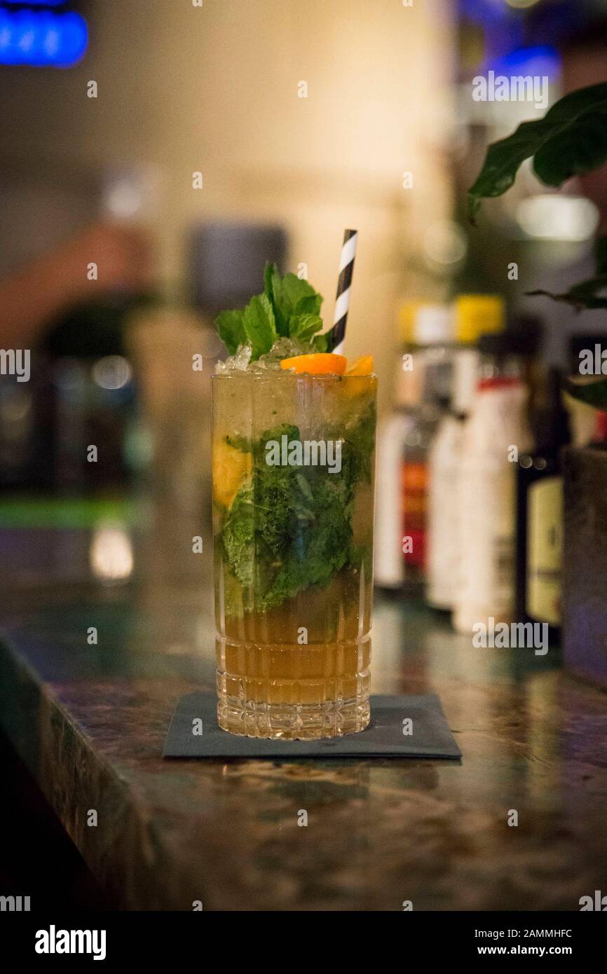 Il bar The High propone un cocktail con bevande alcoliche ridotte. [traduzione automatizzata] Foto Stock