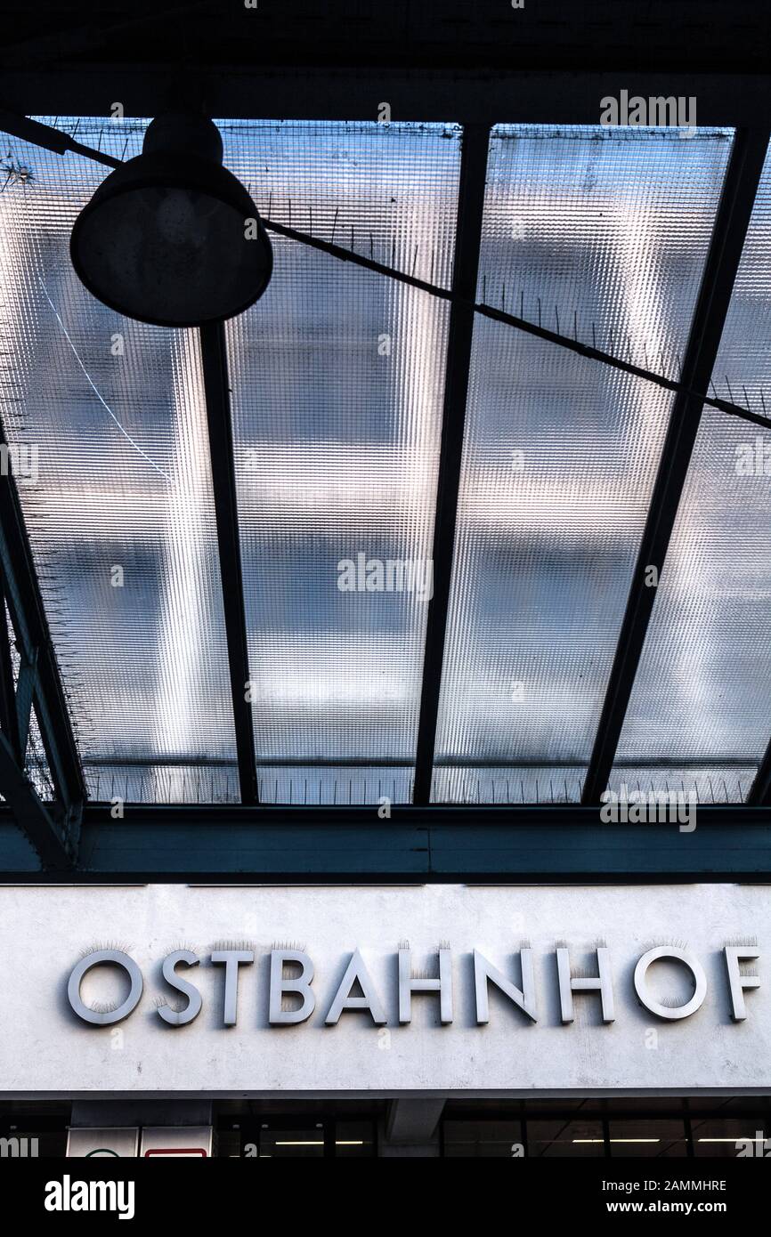 Cartello con l'iscrizione 'Ostbahnhof' sopra l'ingresso alla Ostbahnhof di Monaco. [traduzione automatizzata] Foto Stock