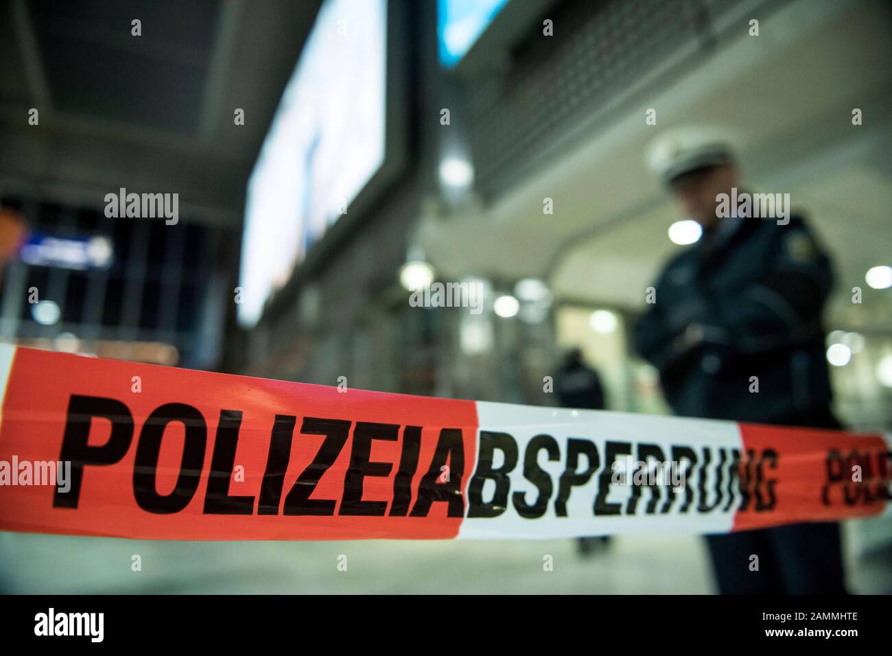 Più di 200 poliziotti e forze di sicurezza stanno addestrando per un attacco terroristico come parte dell'esercizio di emergenza "Lelex" alla stazione centrale di Monaco. [traduzione automatizzata] Foto Stock