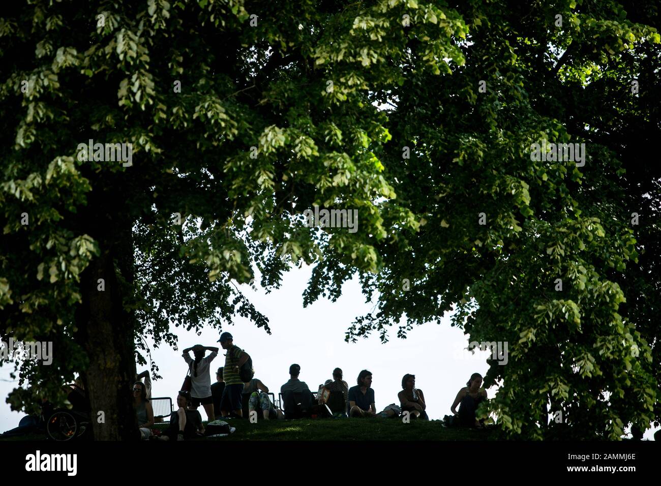 I visitatori del Theatron Whitsun Festival nel Parco Olimpico di Monaco si affacciano sul palco dal punto più alto del parco [traduzione automatizzata] Foto Stock