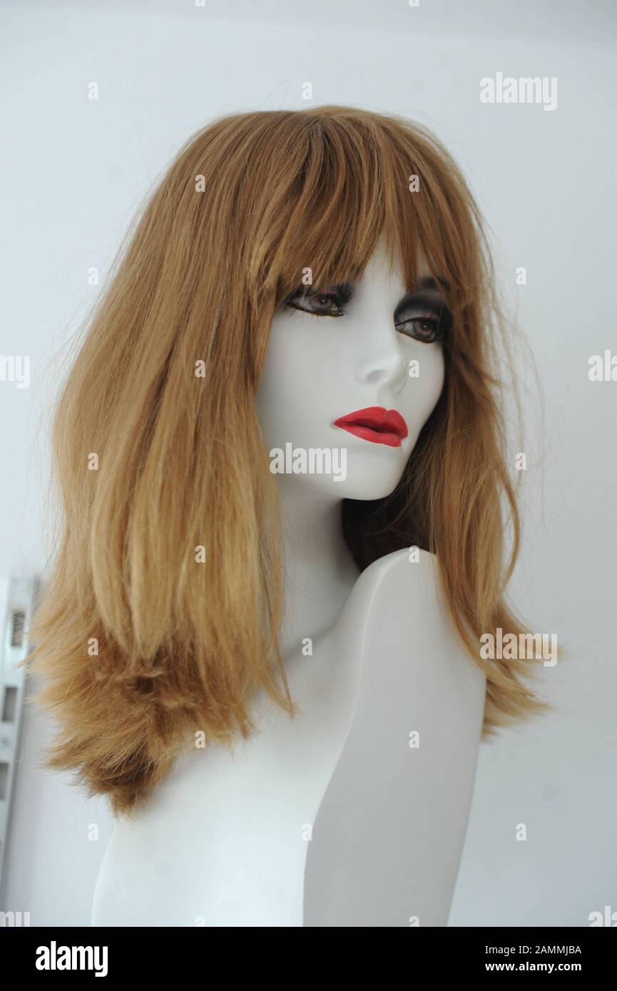 Parrucche di capelli veri immagini e fotografie stock ad alta risoluzione -  Alamy