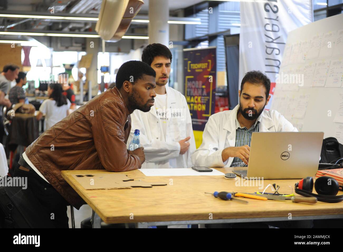 Al terzo Techfest di Monaco, un hackathon interdisciplinare, 400 giovani sviluppatori trascorrono tre giorni sperimentando con le ultime tecnologie e materiali alla ricerca di soluzioni creative ai problemi. Il concorso annuale è organizzato dalla Unternehmer-TUM, il Centro per l'innovazione e la Fondazione presso la tu Munich. [traduzione automatizzata] Foto Stock