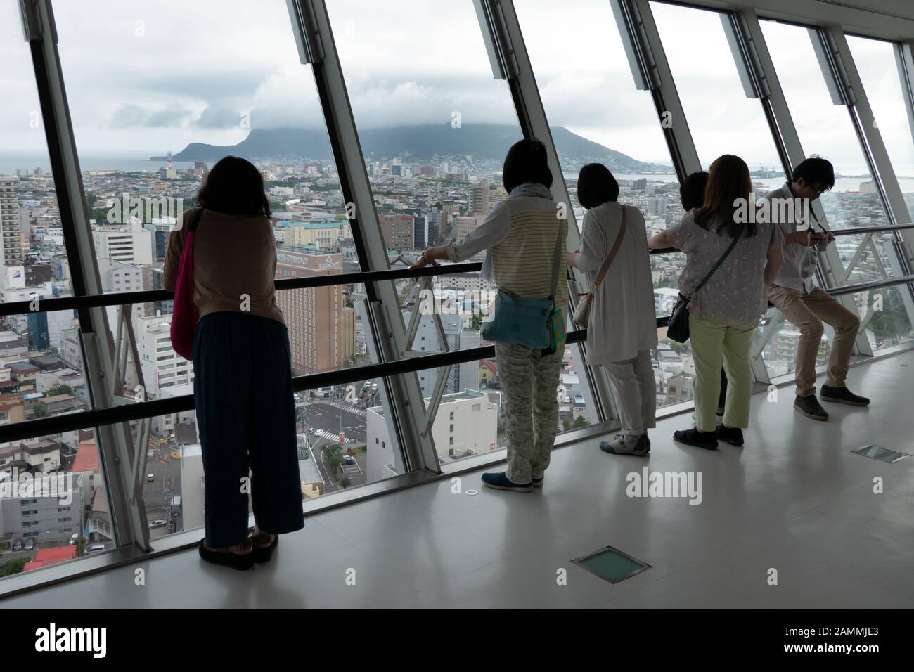 Persone e turisti che guardano alla vista di Hakodate, Hokkaido, Giappone, Asia dalla Torre Goryokaku. Paesaggio urbano giapponese, città asiatica con mare e oceano Foto Stock