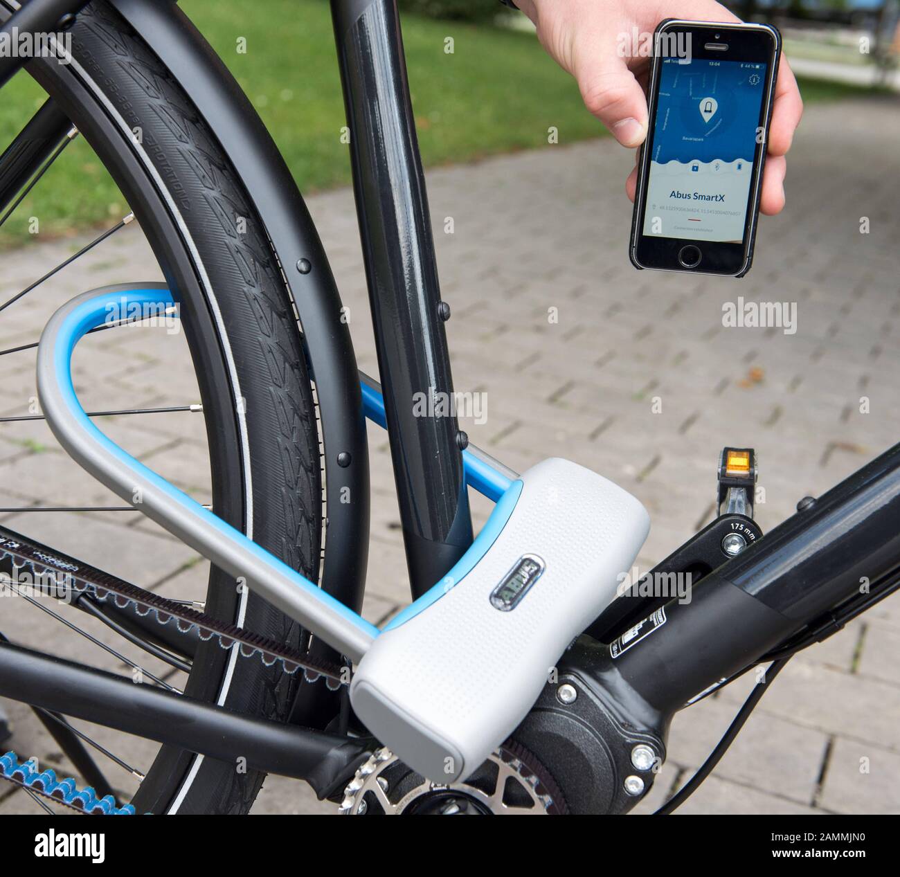 Gli esperti presentano le tendenze della bicicletta del 2019 di fronte al centro del traffico del Deutsches Museum di Monaco di Baviera. L'immagine mostra il blocco a U Smart 770A SmartX da Abus, che può essere aperto tramite un'app sul telefono cellulare e, in caso di tentativo di furto, attiva un suono di allarme di 100 decibel. [traduzione automatizzata] Foto Stock